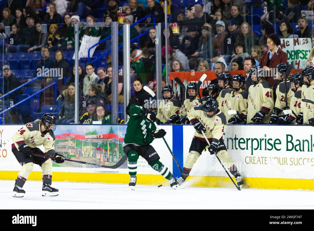 Tsongas Center. 4 febbraio 2024. Massachusetts, USA; l'attaccante di Boston Jamie Lee Rattray (47) e il difensore di Montreal Mariah Keopple (2) gareggiano lungo i tabelloni durante una gara di stagione regolare della PWHL tra Boston e Montreal al Tsongas Center. (c) Burt Granofsky/CSM/Alamy Live News Foto Stock