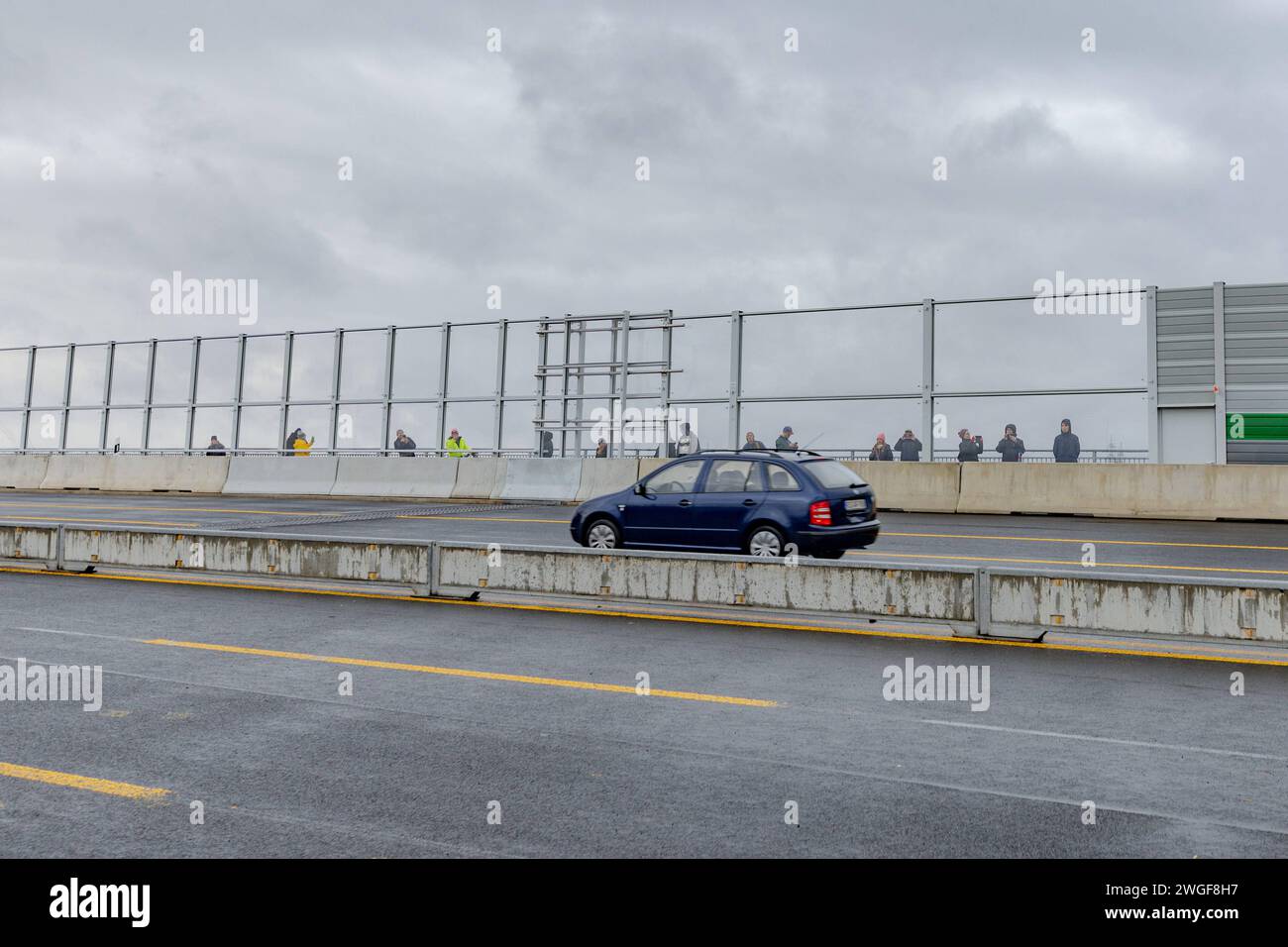 Erste Fahrzeuge befahren die freigegebene Brücke - Feierliche Verkehrsfreigabe der neuen A1 Rheinbrücke zwischen Leverkusen und Köln nach 10 Jahren Bauzeit. Die alte Brücke wird abgerissen. Die Fertigstellung der zweiten A1 Autobahnbrücke ist für 2027 vorgesehen - 04.02.2024 Leverkusen NRW Deutschland *** i primi veicoli guidano sul ponte aperto Ceremonial aprendo al traffico il nuovo ponte A1 sul Reno tra Leverkusen e Colonia dopo 10 anni di costruzione il vecchio ponte è in fase di demolizione il secondo ponte dell'autostrada A1 è previsto per il 2027 04 02 2024 Leverkusen NRW German Foto Stock