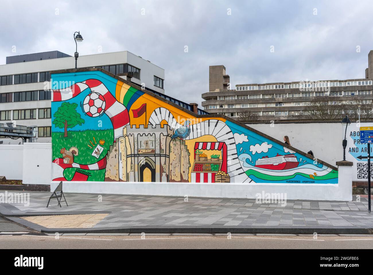Arte vivace, progettata dall'artista locale Poppy Nash sulla parete di un ponte pedonale sul lato sud della stazione centrale di Southampton, Inghilterra, Regno Unito Foto Stock