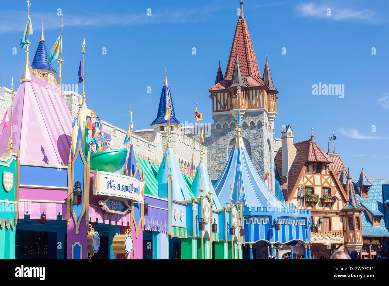"IT's a Small World" e Pinocchio Village Haus, Fantasyland, Magic Kingdom, Walt Disney World Resort, Orlando, Florida, Stati Uniti d'America Foto Stock