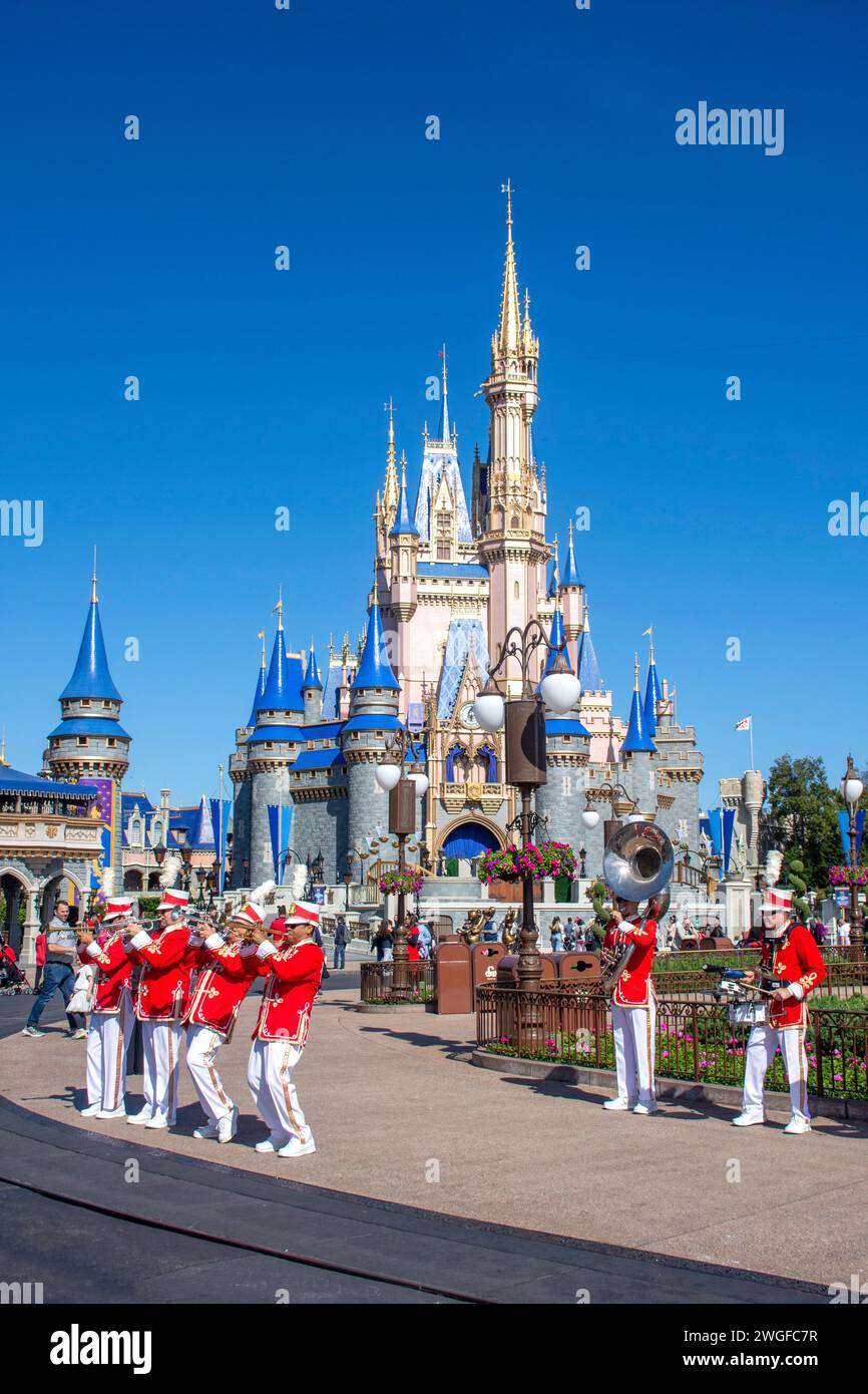 Main Street Philharmonic Band, Cenerentolal's Castle, Magic Kingdom, Walt Disney World Resort, Orange County, Orlando, Florida, Stati Uniti d'America Foto Stock