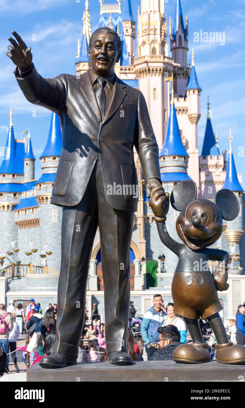 Statua di Walt Disney e Topolino, Fantasyland, Magic Kingdom, Walt Disney World Resort, Orange County, Orlando, Florida, Stati Uniti d'America Foto Stock