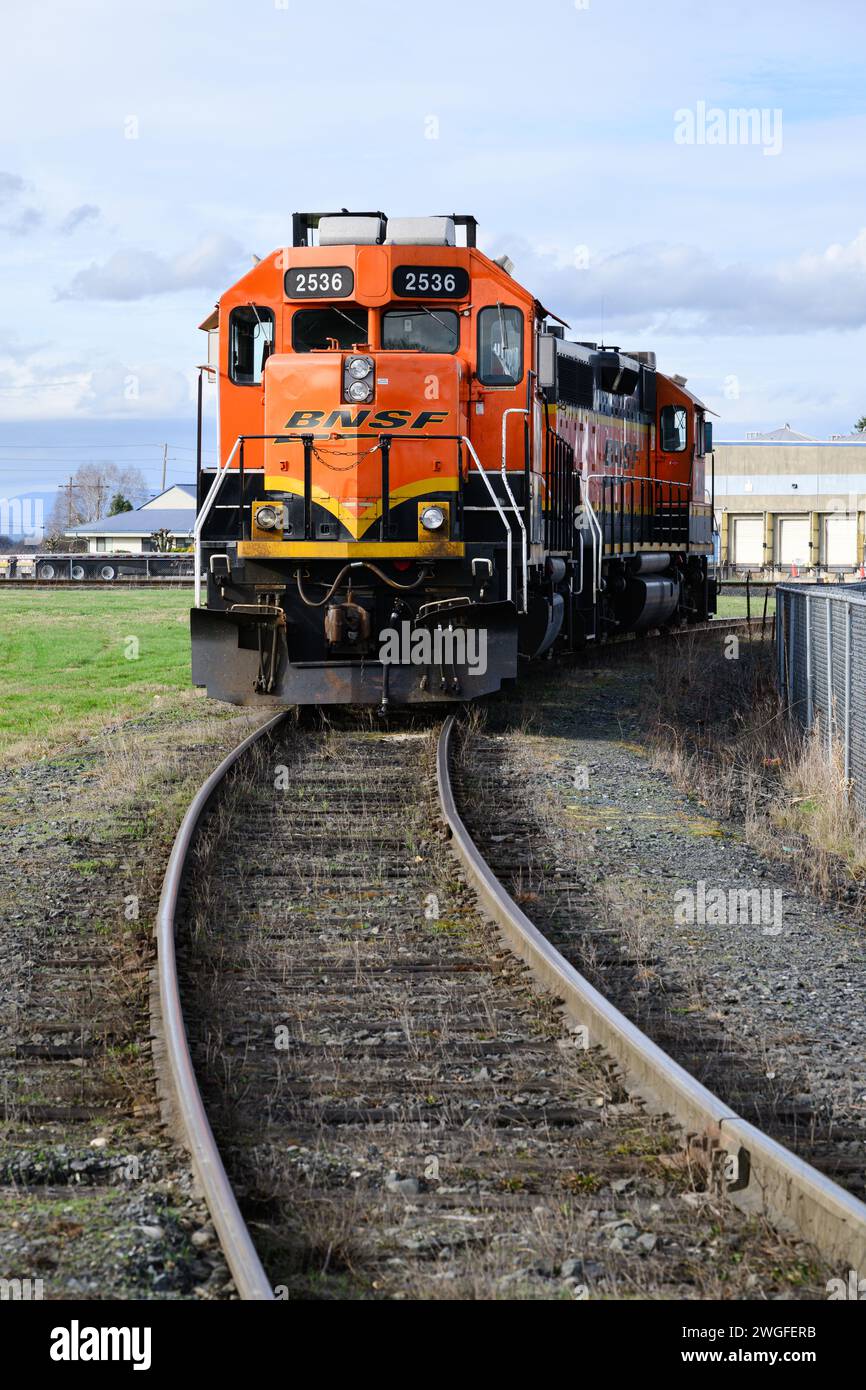 Mount Vernon, WA, USA - 2 febbraio 2024; coppia di locomotive BNSF in attesa di lavori in fiancata locale con binari curvi Foto Stock