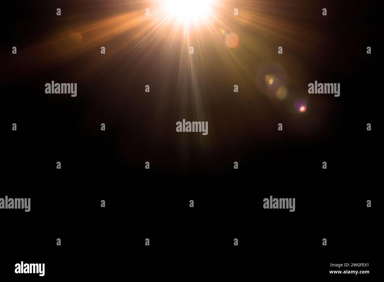 Luce del sole dorata, luce solare astratta, riflesso dell'obiettivo digitale su sfondo nero per la sovrapposizione Foto Stock