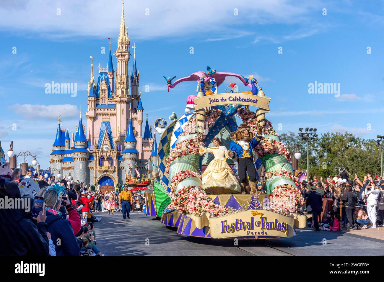 Festival of Fantasy Parade su Main Street U.S.A, Magic Kingdom, Walt Disney World Resort, Orange County, Orlando, Florida, Stati Uniti d'America Foto Stock