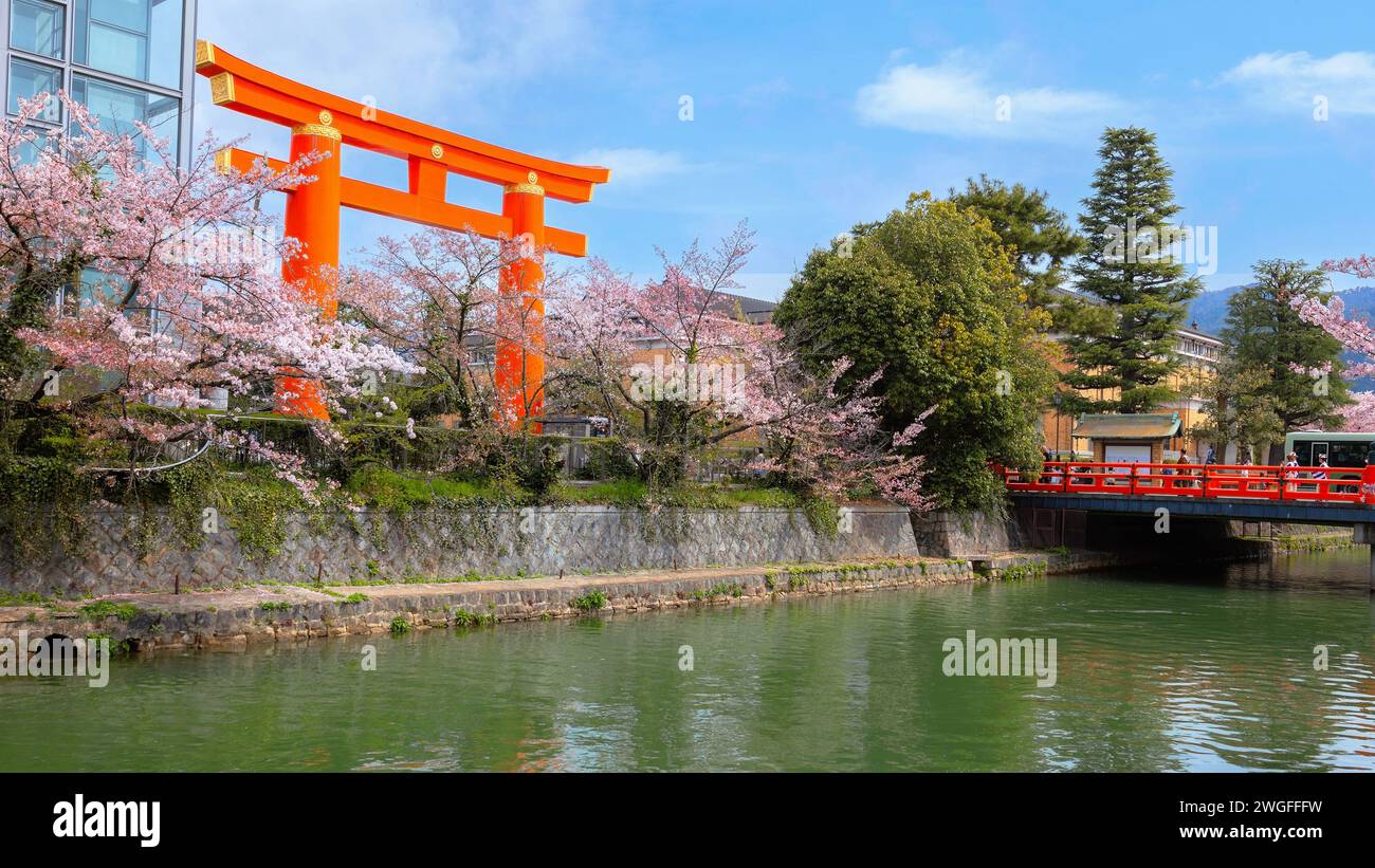 Kyoto, Giappone - 2 aprile 2023: Il giro in barca Okazaki Jikkokubune effettua una crociera di tre chilometri dal molo delle barche di Nanzenji alla diga di Ebisu e ritorno Foto Stock