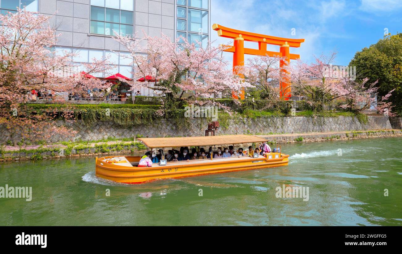 Kyoto, Giappone - 2 aprile 2023: Il giro in barca Okazaki Jikkokubune effettua una crociera di tre chilometri dal molo delle barche di Nanzenji alla diga di Ebisu e ritorno Foto Stock