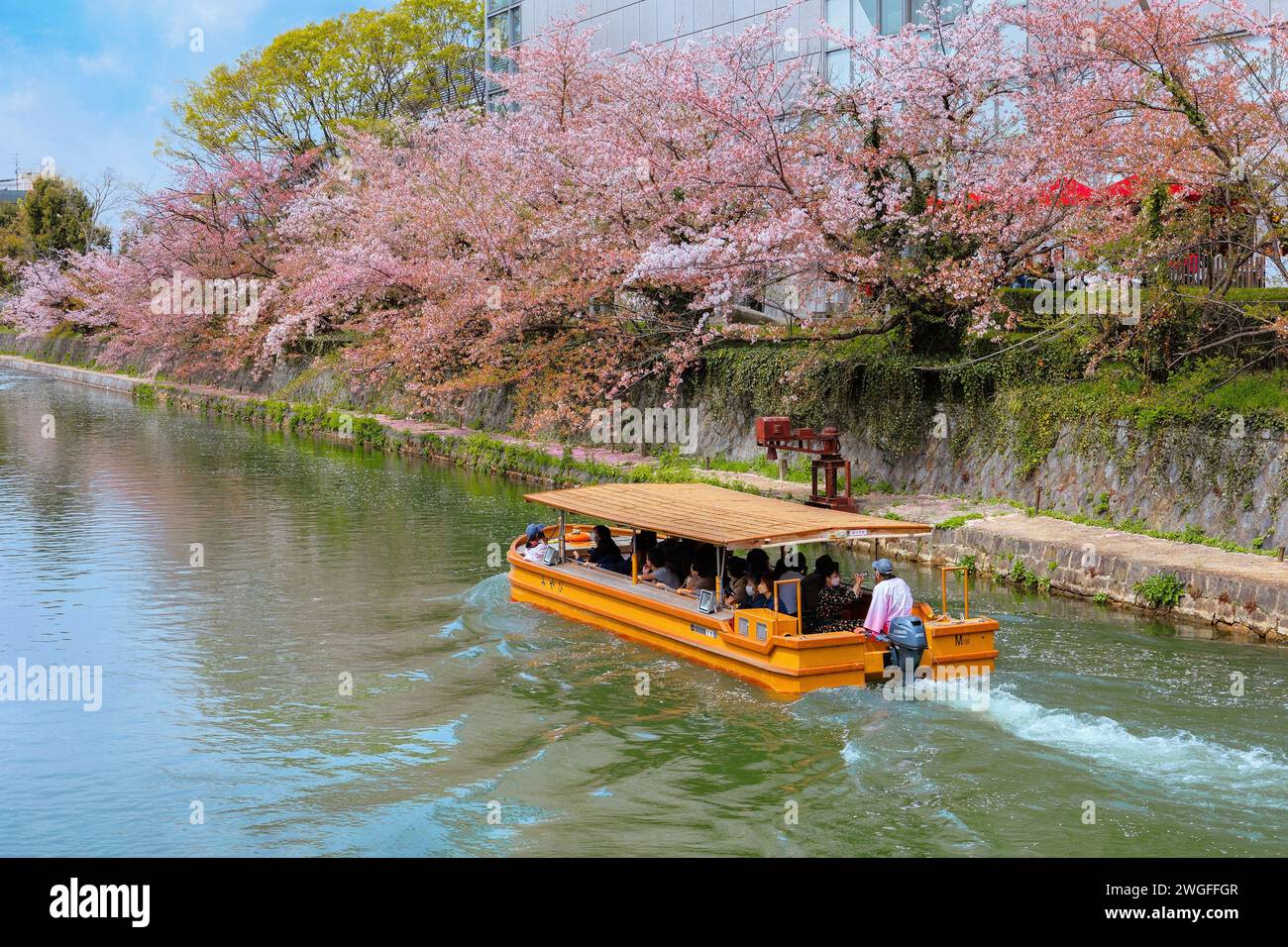 Kyoto, Giappone - 2 aprile 2023: Il giro in barca Okazaki Jikkokubune effettua una crociera di tre chilometri dal molo delle barche di Nanzenji alla diga di Ebisu e ritorno Foto Stock