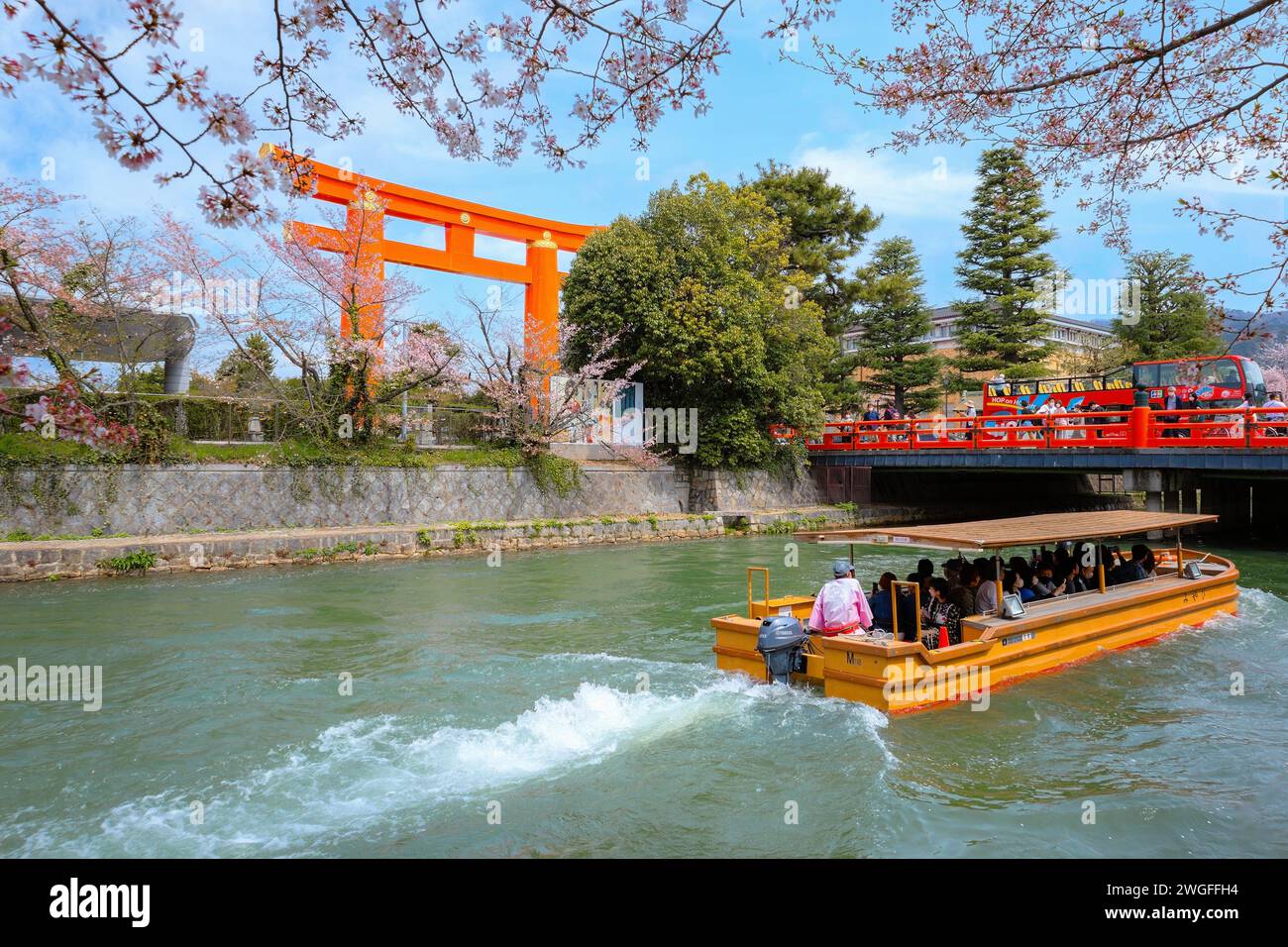 Kyoto, Giappone - 2 aprile 2023: Il giro in barca Okazaki Jikkokubune effettua una crociera di tre chilometri dal molo delle barche di Nanzenji alla diga di Ebisu e ritorno Foto Stock