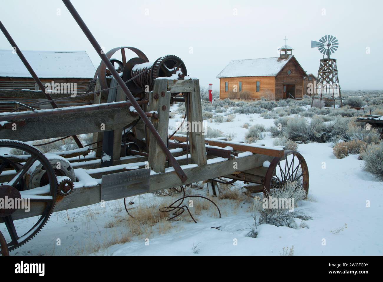 Chiesa cattolica di Saint Bridget con carro, Fort Rock Homestead Village, Christmas Valley National Back Country Byway, Oregon Foto Stock