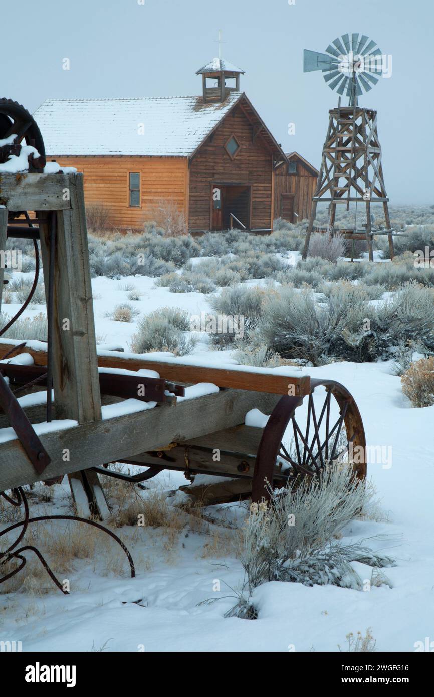 Chiesa cattolica di Saint Bridget con carro, Fort Rock Homestead Village, Christmas Valley National Back Country Byway, Oregon Foto Stock