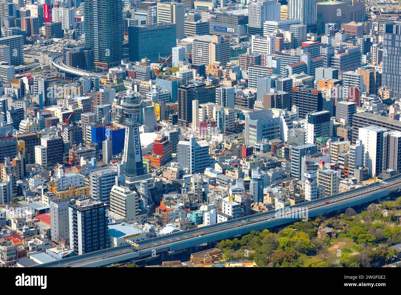 Osaka, Giappone - 9 aprile 2023: Vista dalla cima della città di Osaka con edifici e grattacieli Foto Stock