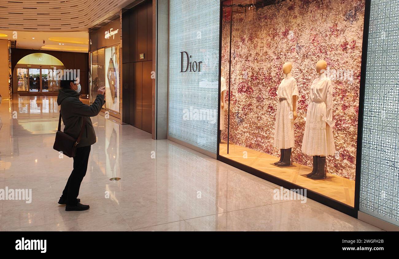 SHANGHAI, CINA - 3 FEBBRAIO 2024 - i clienti si allineano presso il negozio francese Dior di lusso a Shanghai, Cina, 3 febbraio 2024. Dior sta pensando Foto Stock