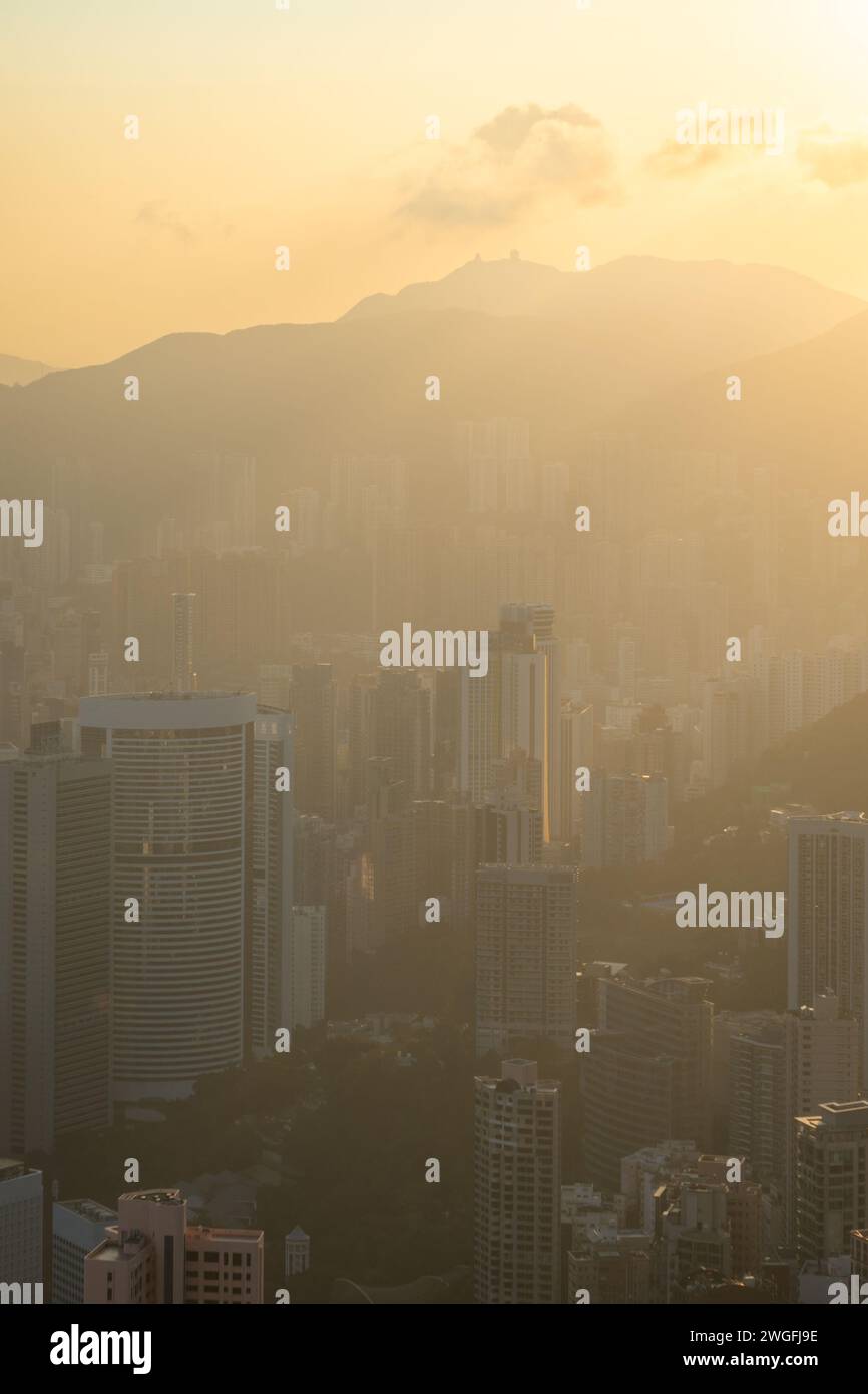 Edifici cittadini sullo sfondo delle montagne Foto Stock