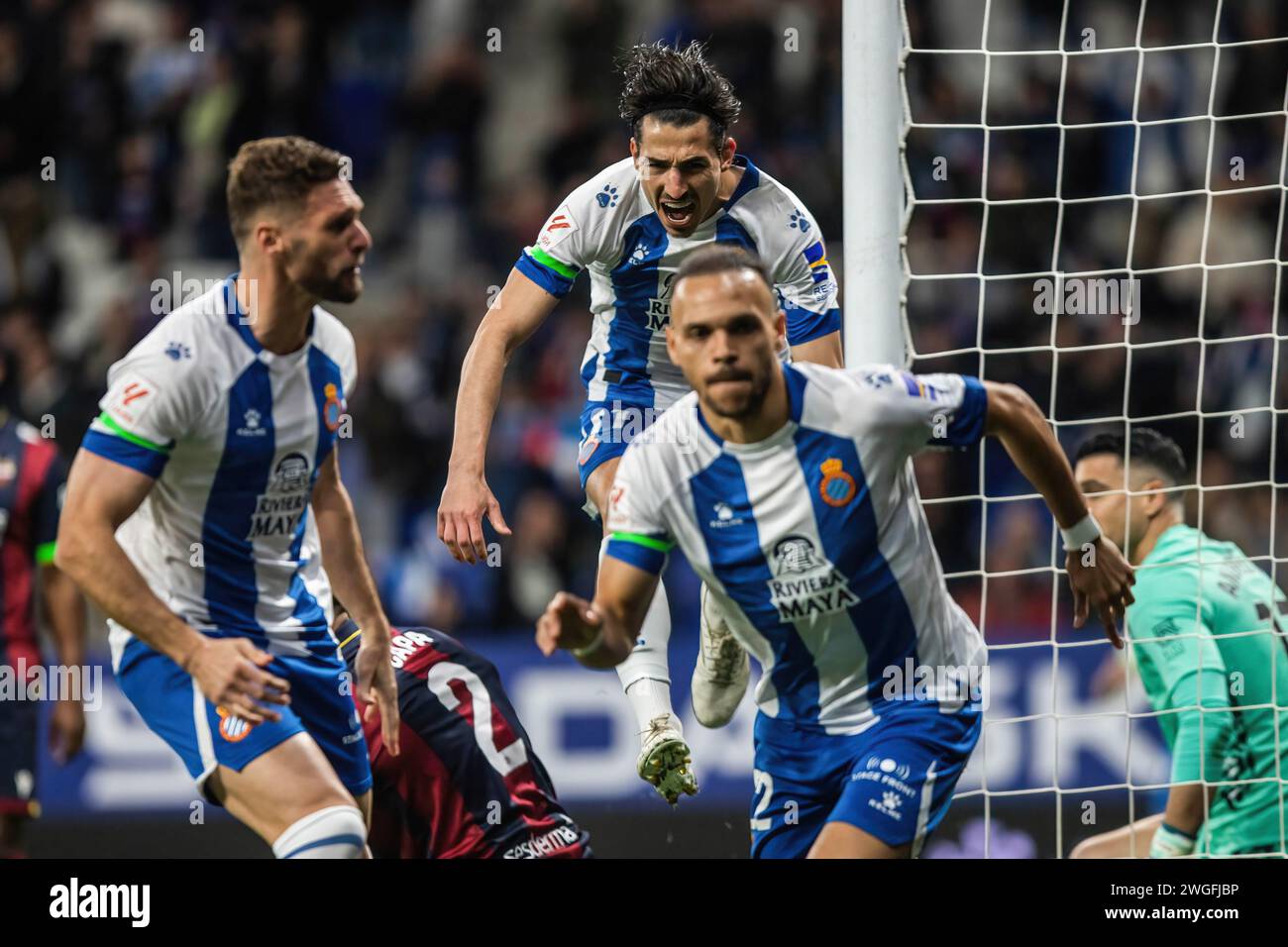 Barcellona, Spagna. 4 febbraio 2024. Pere Milla (L) e Martin Braithwaite (R) festeggiano un gol nel round 25 di LaLiga Hypermotion 2023-24 nella partita tra RCD Espanyol e Levante U.D allo Stage Front Stadium. Punteggio finale; RCD Espanyol 1 : 0 Levante U.D (foto di Martí Segura Ramoneda/SOPA Images/Sipa USA) credito: SIPA USA/Alamy Live News Foto Stock