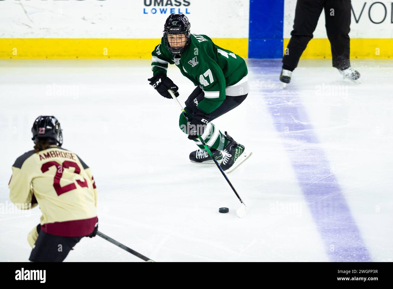 Centro Tsongas. 4 febbraio 2024. Massachusetts, USA; l'attaccante di Boston Jamie Lee Rattray (47) sale sul ghiaccio durante una partita di stagione regolare della PWHL tra Boston e Montreal al Tsongas Center. (c) Burt Granofsky/CSM (immagine di credito: © Burt Granofsky/Cal Sport Media). Crediti: csm/Alamy Live News Foto Stock