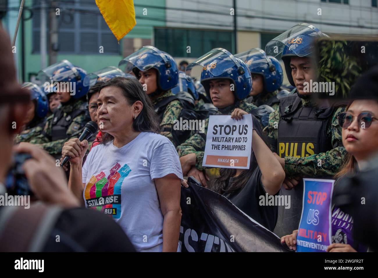 Manila, National Capital Region, Filippine. 4 febbraio 2024. Nel 125° anniversario della guerra filippino-americana. Un gruppo di manifestanti si riunì a Kalaw Avenue per organizzare una protesta davanti all'ambasciata degli Stati Uniti a Roxas Blvd. Agaisnt spnasion delle basi militari degli Stati Uniti e ruolo degli Stati Uniti nel genocidio in Palestina. 4 febbraio 2024. (Immagine di credito: © Jose Monsieur Santos/ZUMA Press Wire) SOLO USO EDITORIALE! Non per USO commerciale! Foto Stock