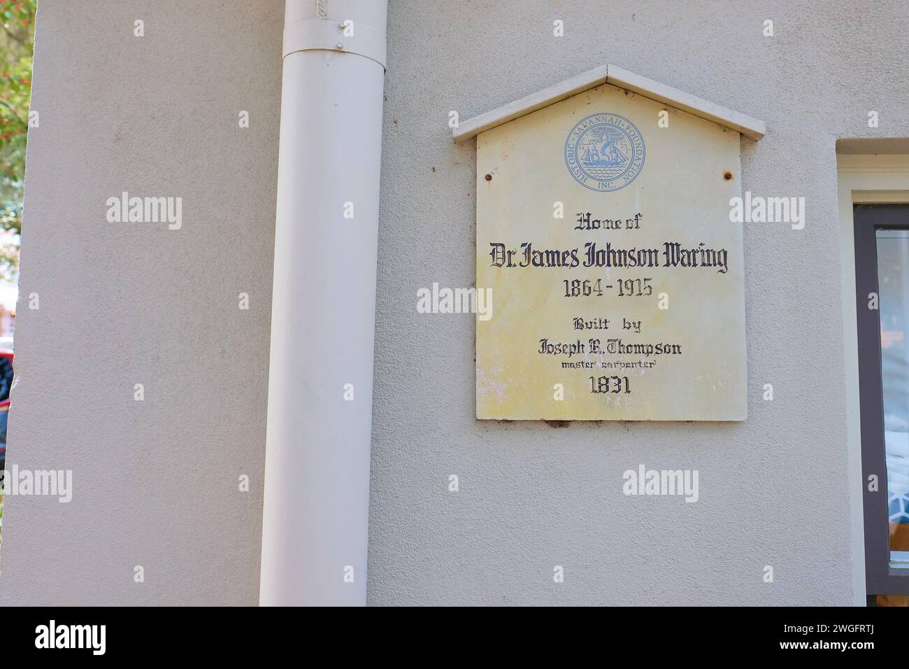 Insegna commemorativa presso la casa del dottor James Johnson Waring, costruita nel 1831 da Joseph R Thompson, maestro falegname; Savannah, Georgia, quartiere storico. Foto Stock