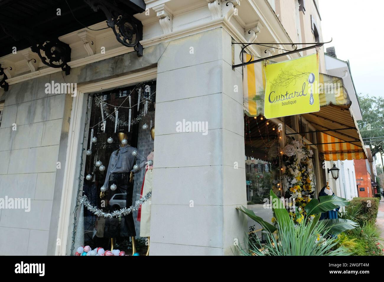 Custard Boutique a Savannah, Georgia; un piccolo negozio indipendente con abbigliamento casual da donna, accessori e gioielli artigianali; posti dove fare shopping. Foto Stock