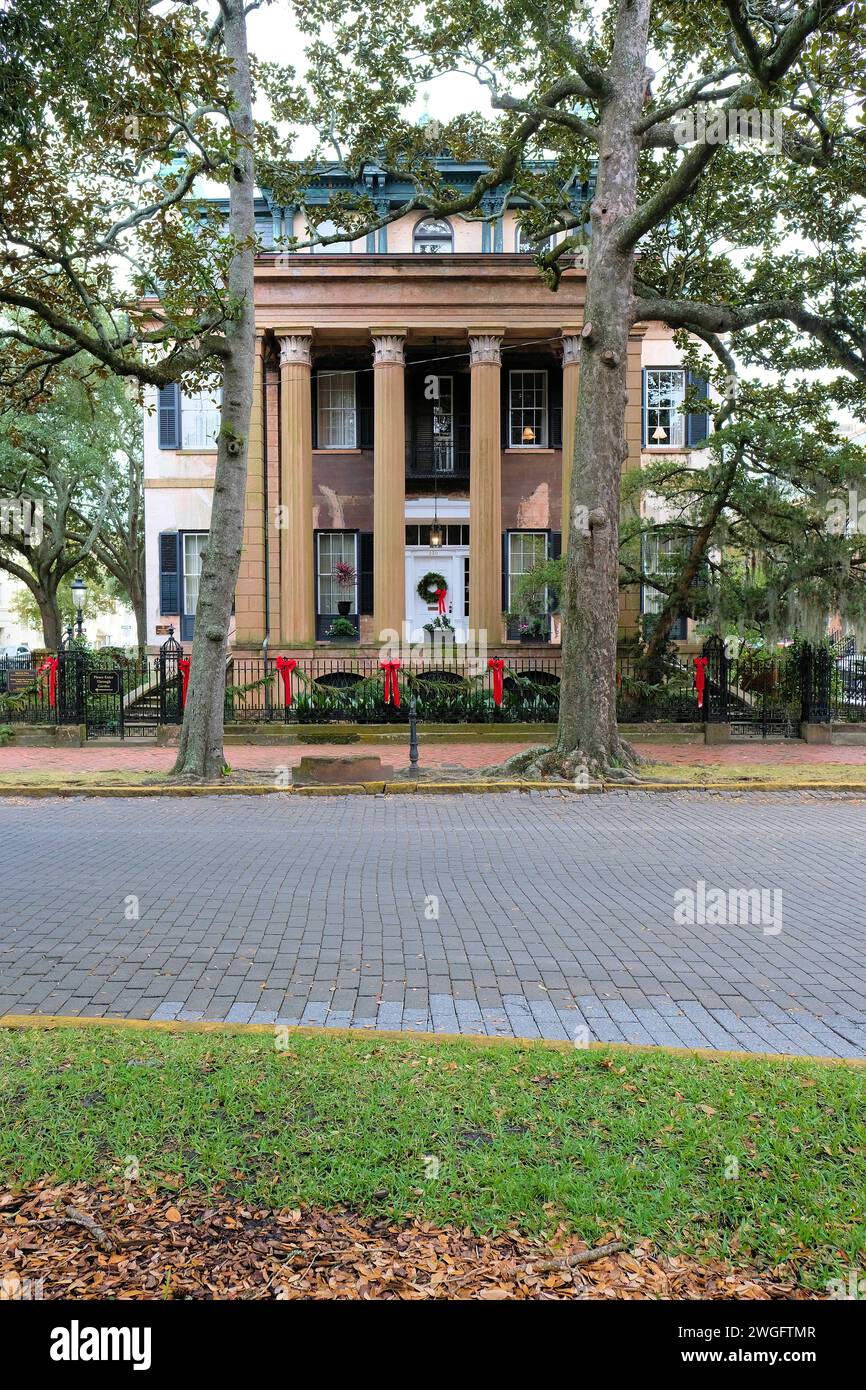 Colonne del Tempio del vento presso la Harper Fowlkes House nella storica Savannah, Georgia; architettura revival greca in Orleans Square. Foto Stock