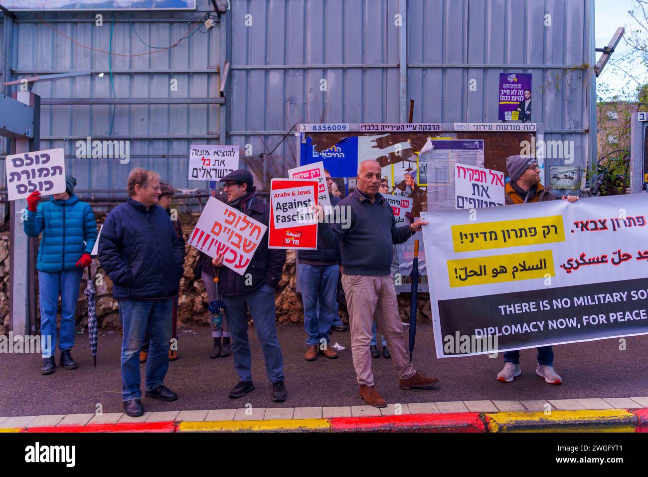 Haifa, Israele - 3 febbraio 2024: Persone con segni che chiedono colloqui di pace, cessate il fuoco e trattative con ostaggi, parte di una marcia di protesta, Haifa, Israele Foto Stock