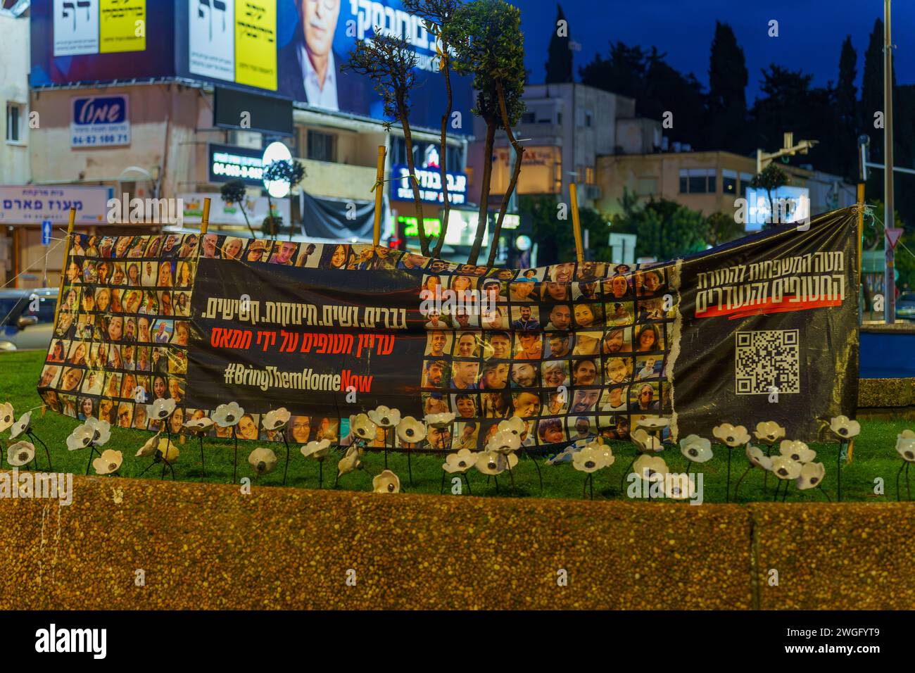 Haifa, Israele - 3 febbraio 2024: Mostra di protesta con fiori simbolici, come memoriale delle vittime del terrore e un appello per riportare indietro le persone rapite Foto Stock
