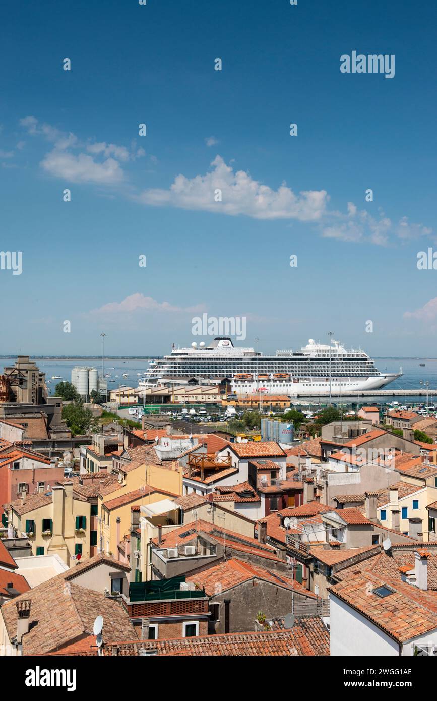 La nave da crociera Vichinga attraccò al porto di Chioggia, nella laguna di Venezia, in Italia Foto Stock