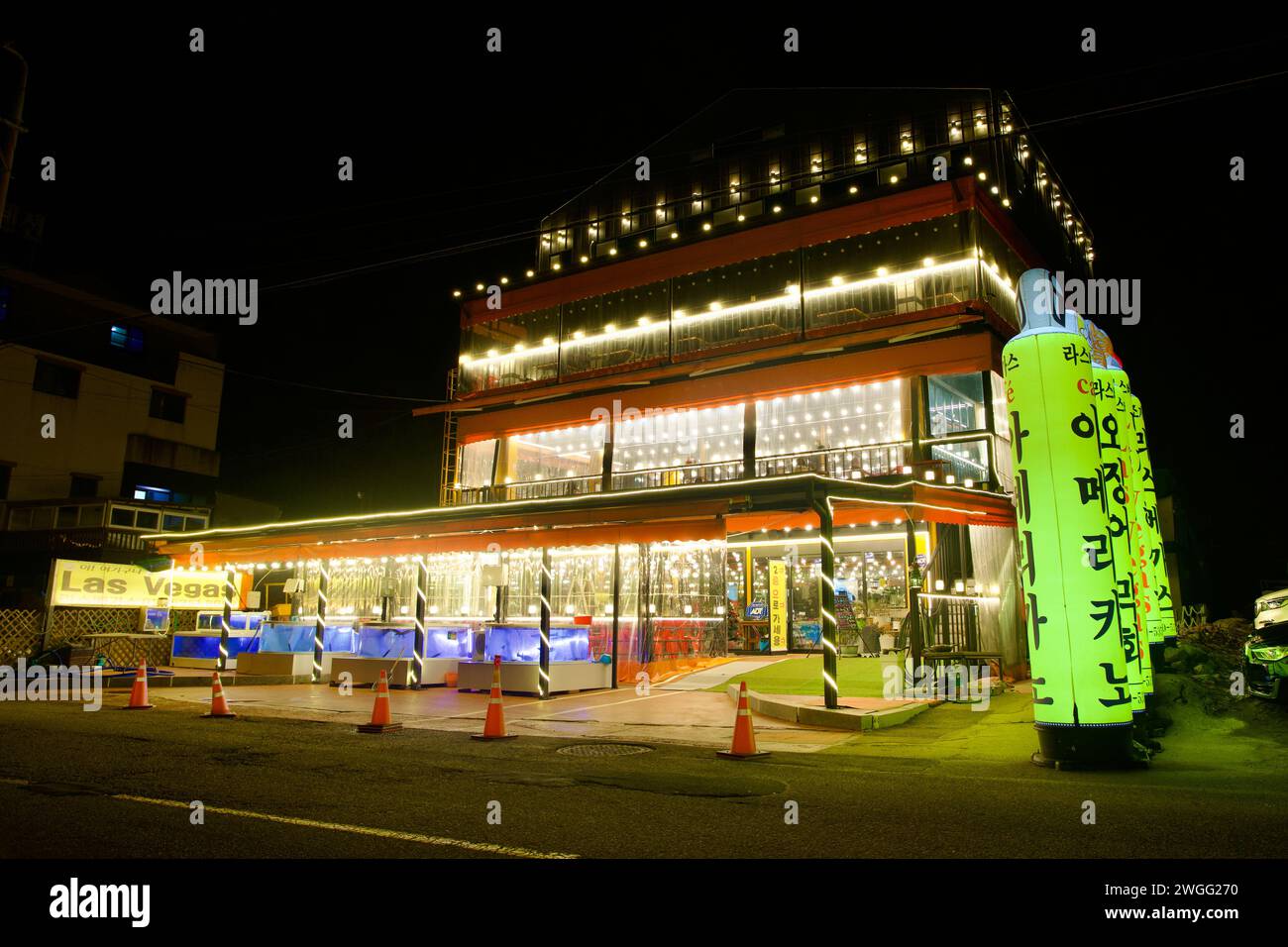 Contea di Yeongdeok, Corea del Sud - 28 dicembre 2023: 'Oh, ecco Las Vegas', un ristorante luminoso alla periferia del porto di Ganggu, si distingue per la sua posizione Foto Stock