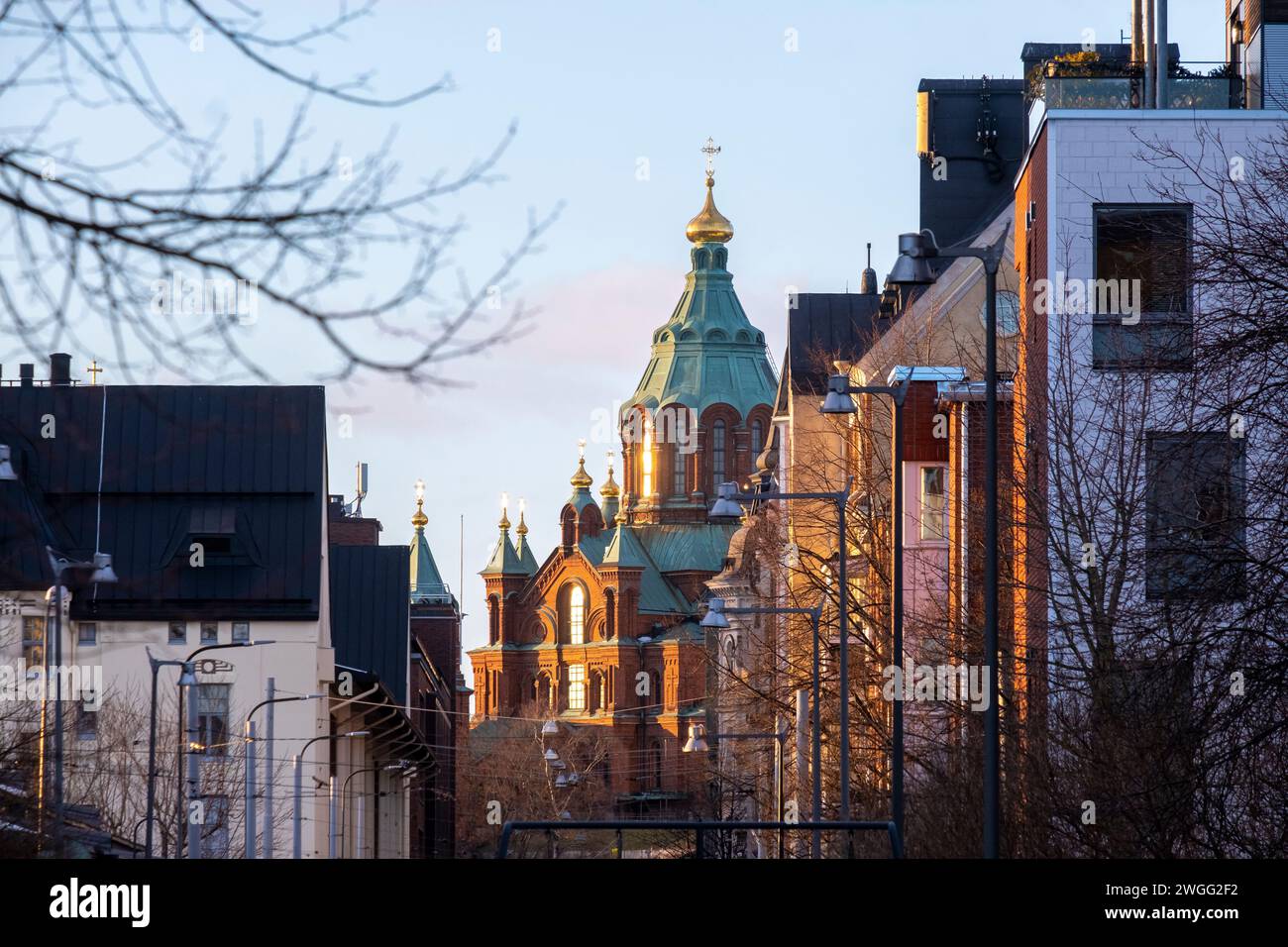 Cattedrale ortodossa di Uspenski, Helsinki, Finlandia, vista sulla strada in una soleggiata giornata invernale Foto Stock