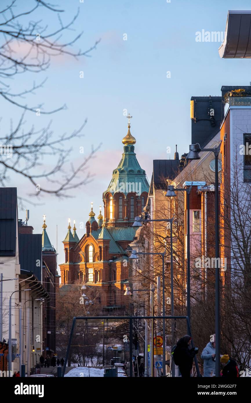 Cattedrale ortodossa di Uspenski, Helsinki, Finlandia, vista sulla strada in una soleggiata giornata invernale Foto Stock