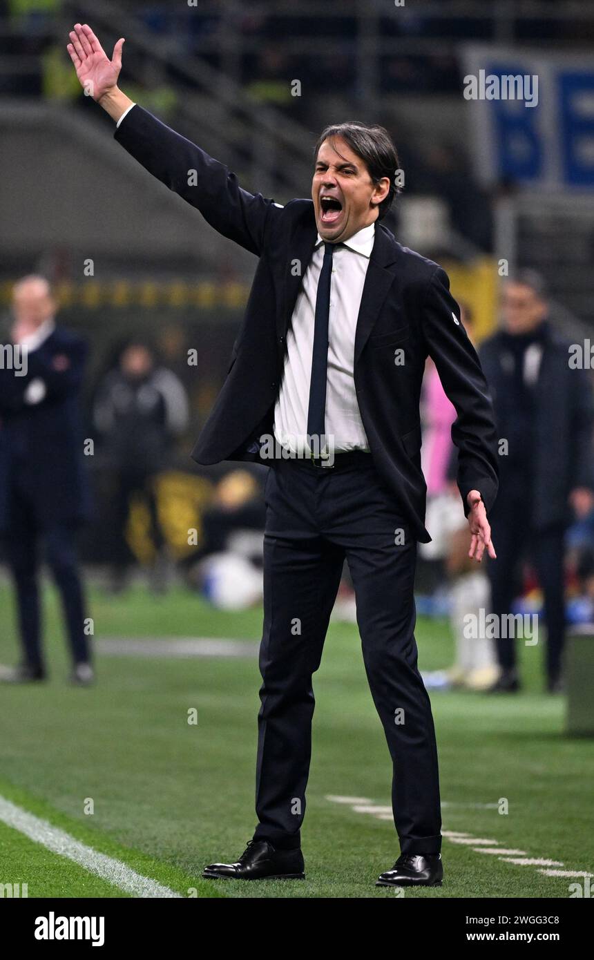 Milano, Italia. 4 febbraio 2024. Il capo-allenatore dell'Inter Simone Inzaghi gesta durante una partita di calcio di serie A tra FC Inter e FC Juventus a Milano, Italia, 4 febbraio 2024. Crediti: Alberto Lingria/Xinhua/Alamy Live News Foto Stock