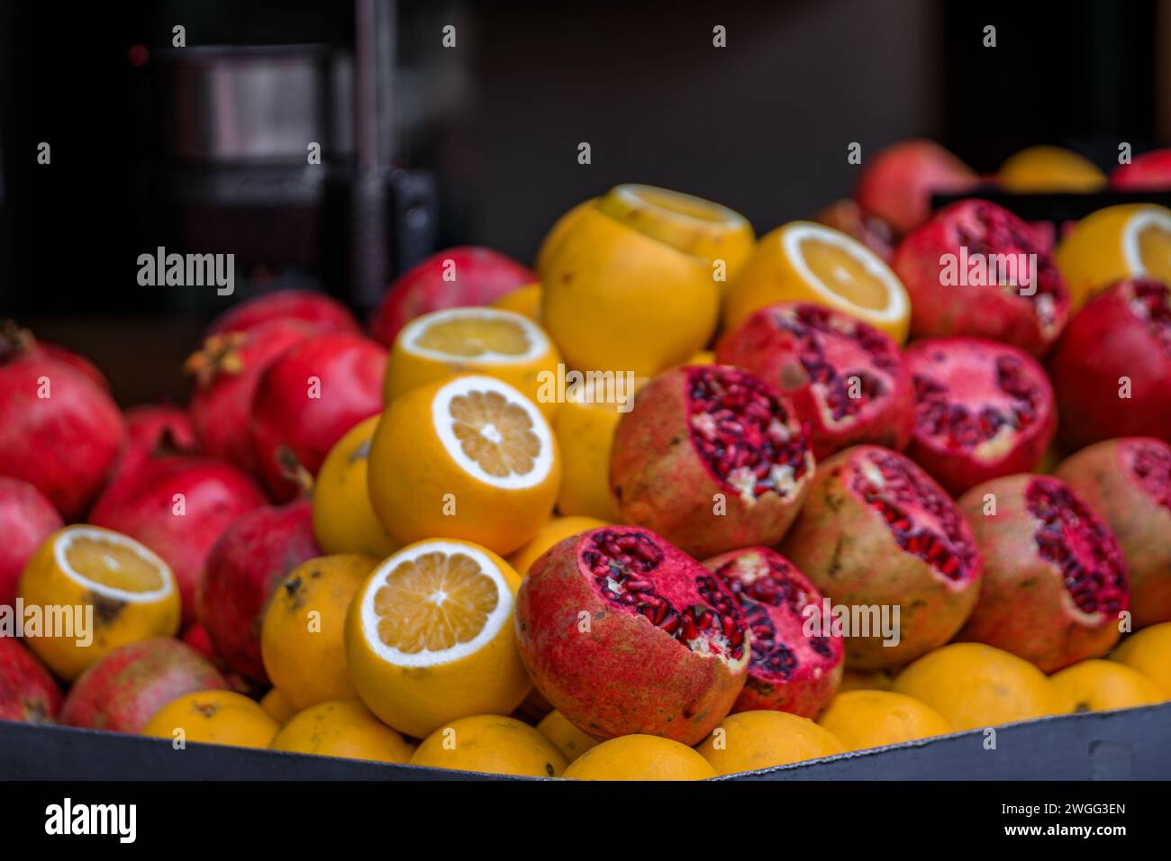 Melograno fresco e frutta d'arancia in mostra presso lo stand Juice di un tradizionale venditore ambulante a Eminonu Istanbul, Turchia Foto Stock