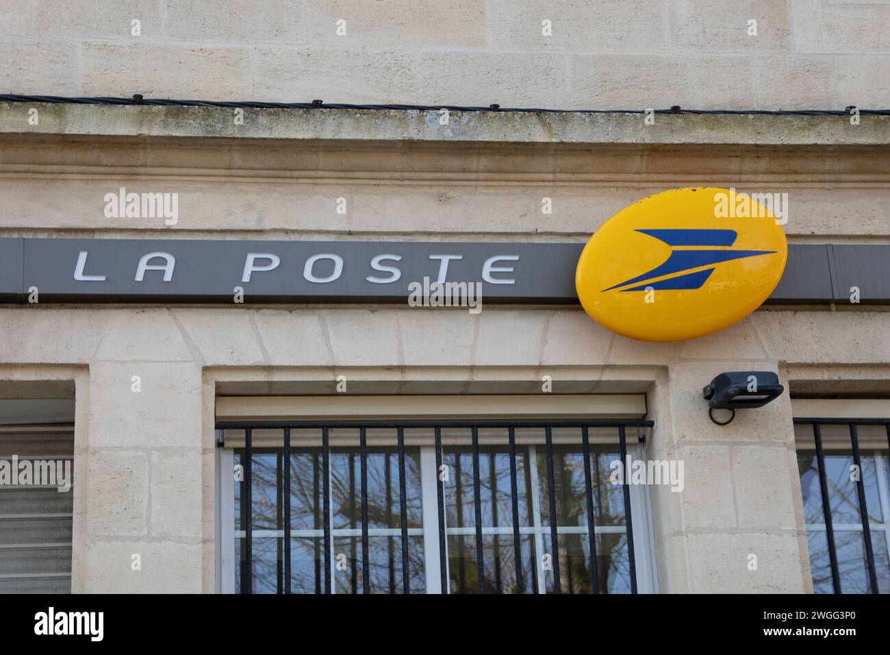 Bordeaux , Francia - 01 31 2024 : insegna la poste facciata del marchio e logo con testo a catena dell'ufficio postale francese banca Foto Stock