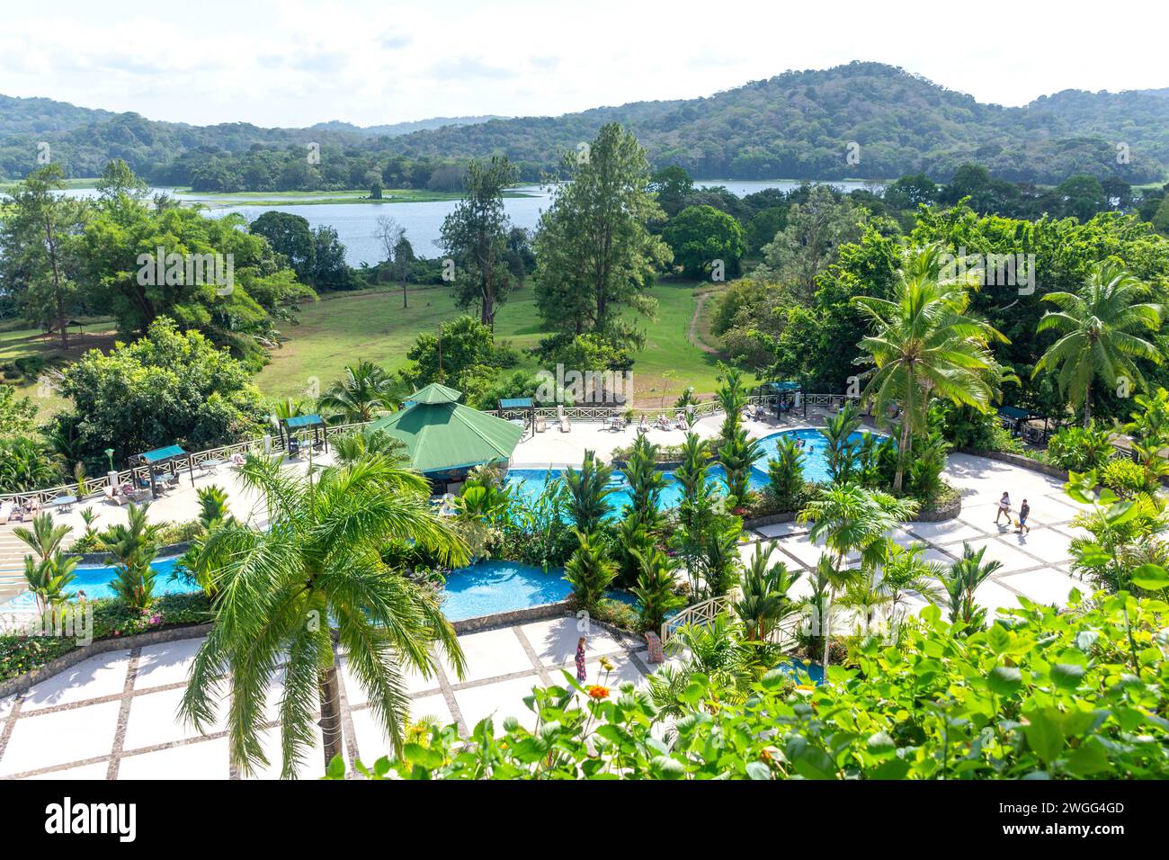 Terrazza con piscina dall'atrio, Gamboa Rainforest Hotel, Soberania National Park, Panamá Province, Panama City, provincia di Panama, Repubblica di Panama Foto Stock