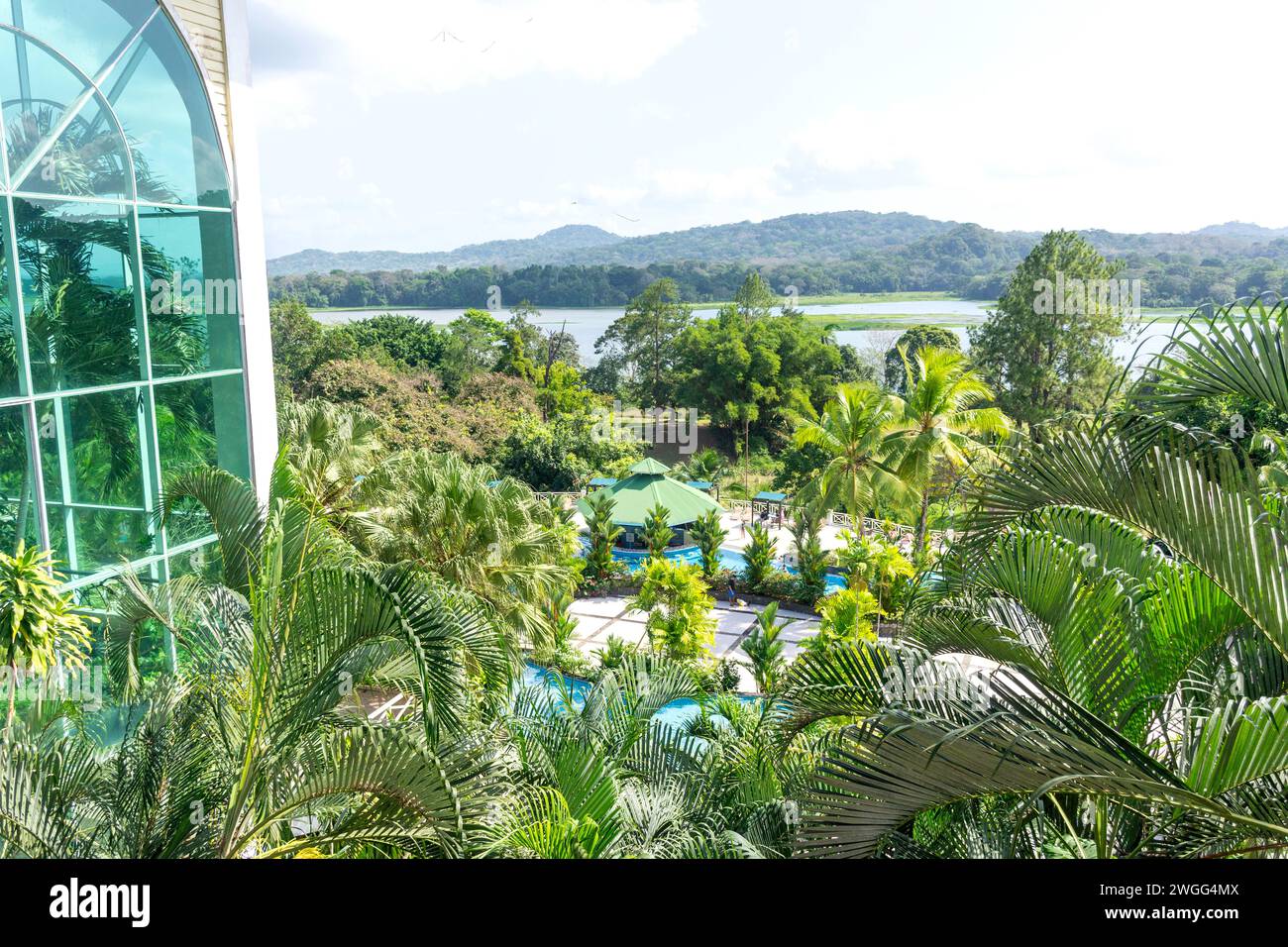 Terrazza con piscina dall'atrio, Gamboa Rainforest Hotel, Soberania National Park, Panamá Province, Panama City, provincia di Panama, Repubblica di Panama Foto Stock