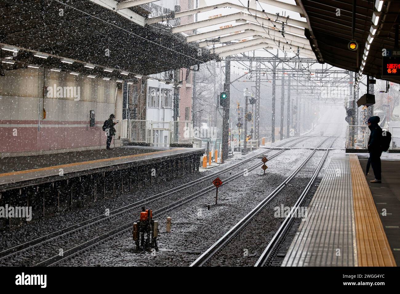 Tokyo, Giappone. 5 febbraio 2024. La gente aspetta il treno sotto una neve che cade a Nerima Ward, Tokyo, il 5 febbraio 2024, in Giappone. Forti nevicate hanno colpito Tokyo e altre parti della regione del Kanto. Crediti: Rodrigo Reyes Marin/AFLO/Alamy Live News crediti: Aflo Co. Ltd./Alamy Live News Foto Stock