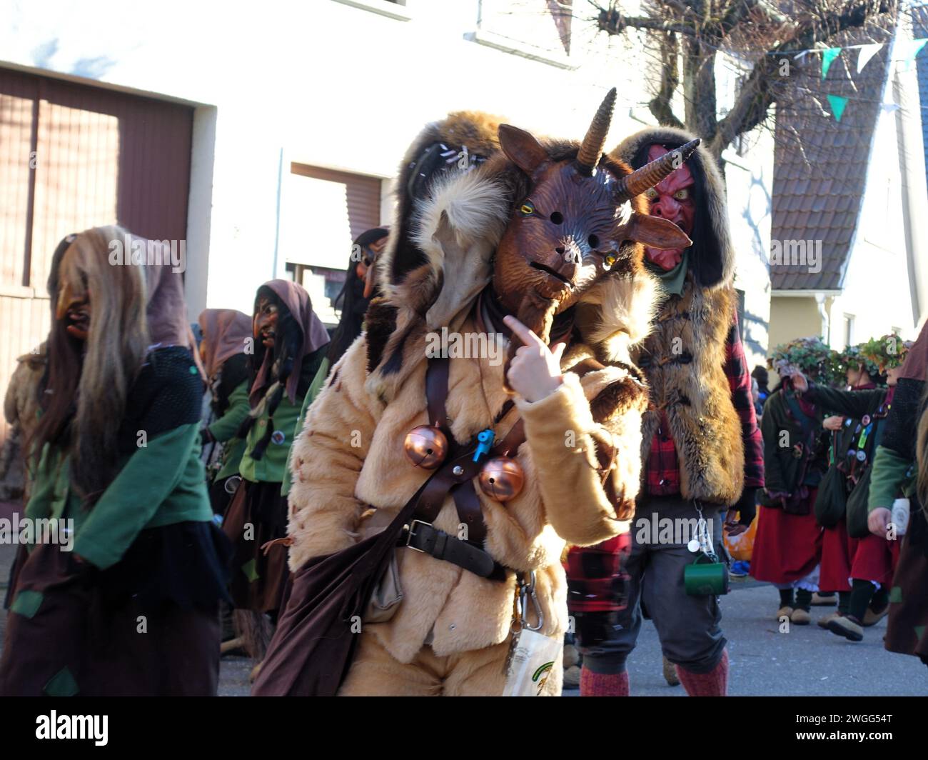 Il popolo si vestì in costumi durante il carnevale svevo-alemenico di Fastnacht a Kirrlach. Foto Stock