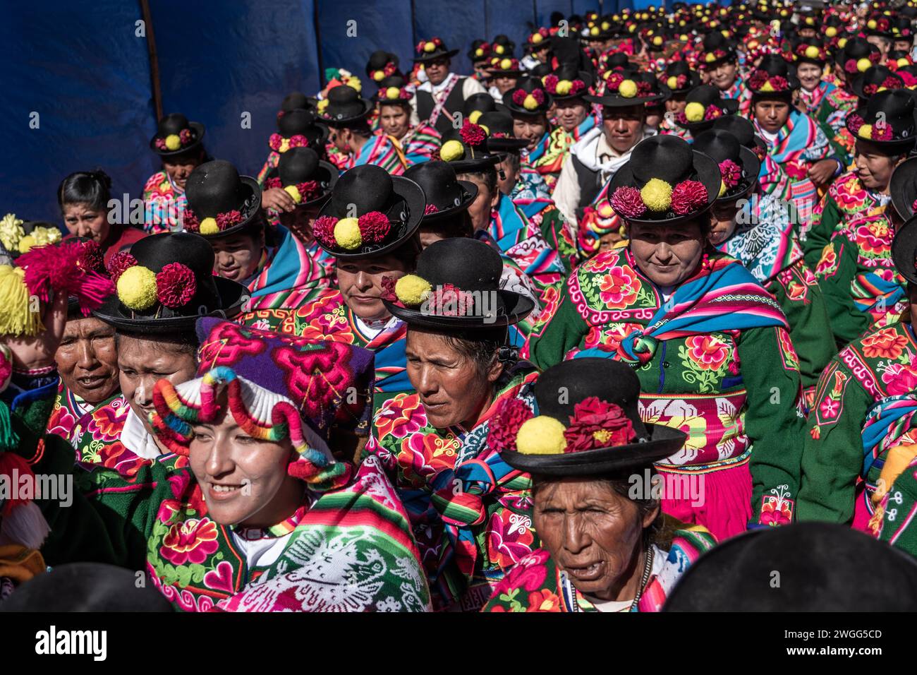 Puno, Perù. 4 febbraio 2024. La gente celebra il festival Virgen de la Candelaria. Questa festa tradizionale mescola elementi del carnevale andino con i costumi della Chiesa cattolica. È stato dichiarato patrimonio dell'umanità dall'UNESCO. Credito: -/Uriel Montufar/dpa/Alamy Live News Foto Stock