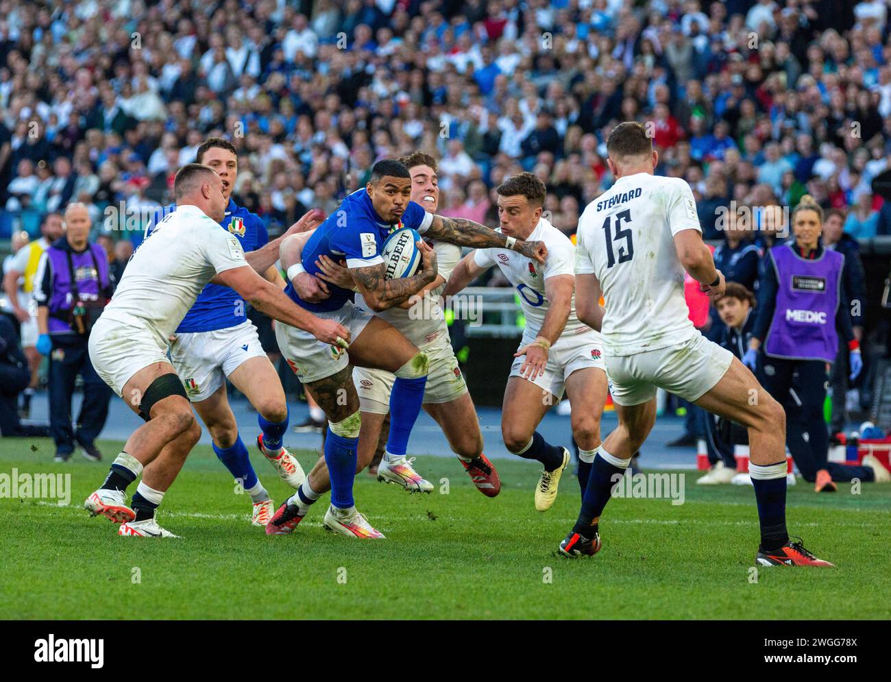 Rugby sei Nazioni. Italia contro Inghilterra. Stadio Olimpico. Roma. 03/02/2024. L'Italia Montanna Ioane è stata abbattuta da un gruppo di giocatori inglesi Foto Stock
