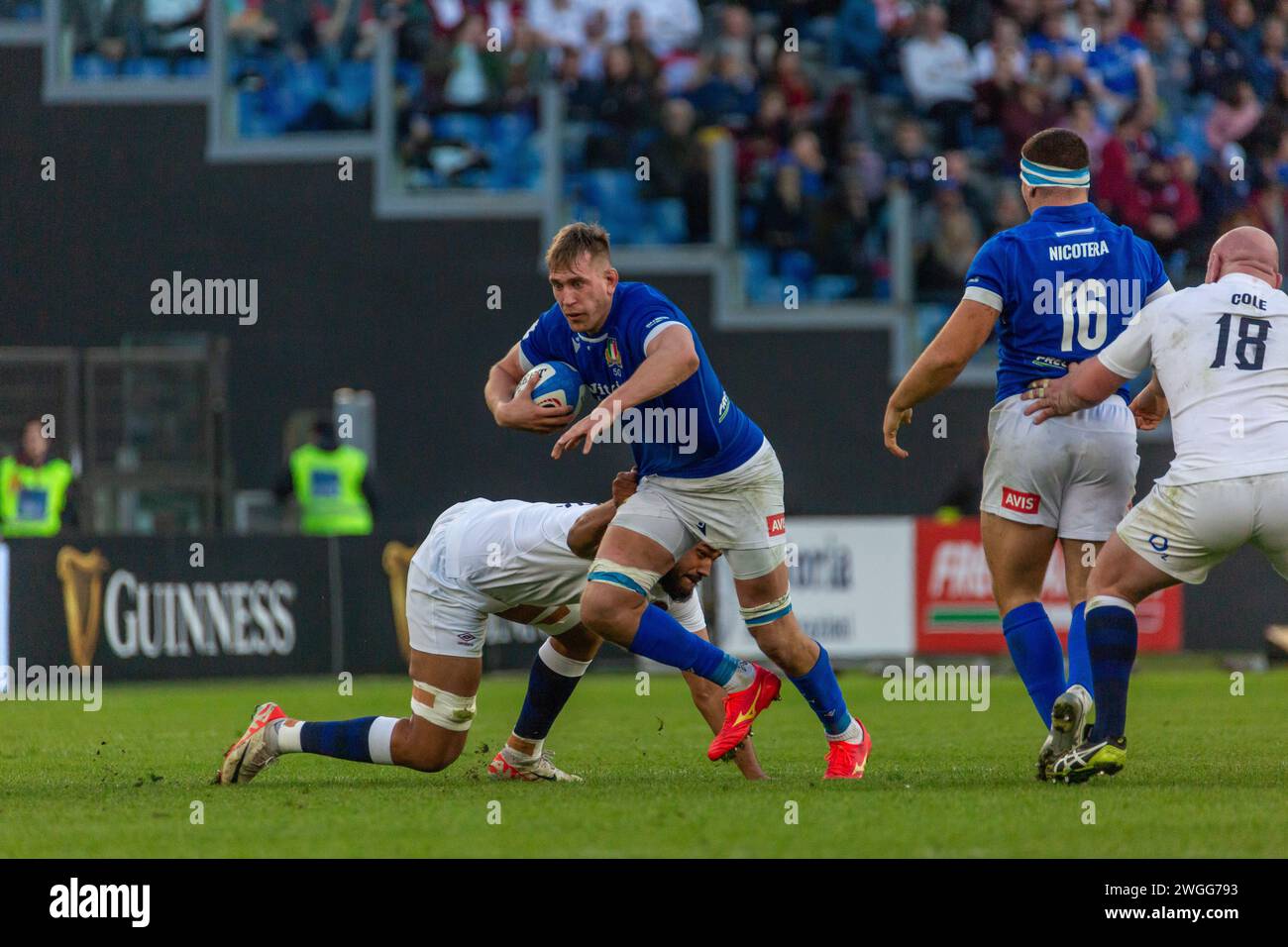 Rugby sei Nazioni. Italia contro Inghilterra. Stadio Olimpico. Roma. 03/02/2024. Federico Ruzza dell'Italia che corre con la palla. Foto Stock