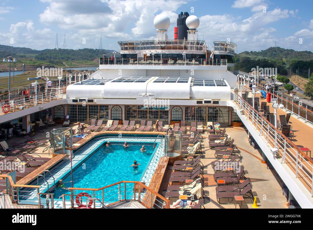 Nave da crociera Cunard Queen Victoria a bordo piscina, Canale di Panama, Colon, Provincia di Colon, Repubblica di Panama Foto Stock