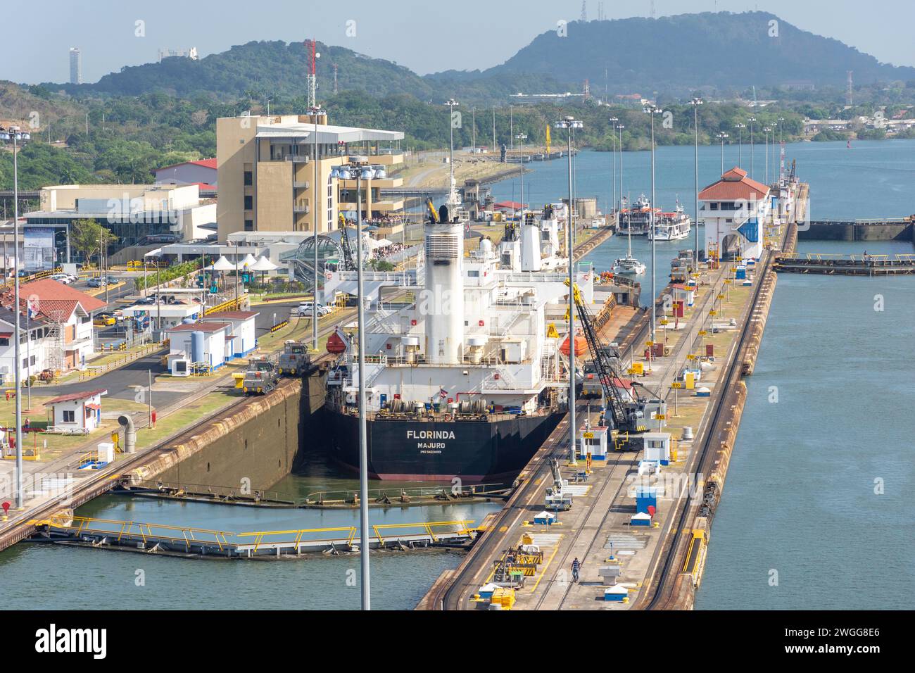 Nave portarinfuse Florinda nelle chiuse di Miraflores, Canale di Panama, Colon, Provincia di Colon, Repubic di Panama Foto Stock