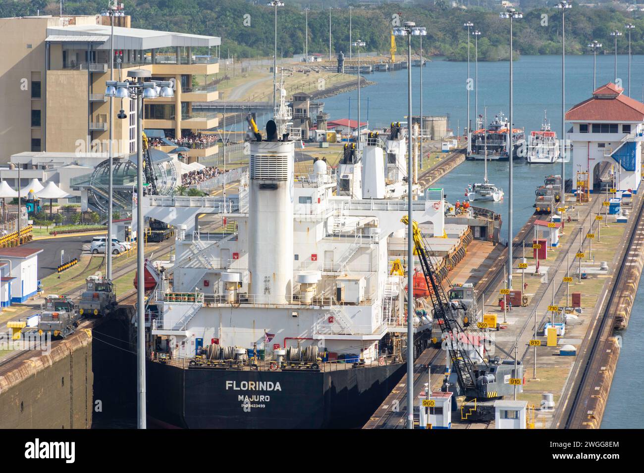 Nave portarinfuse Florinda nelle chiuse di Miraflores, Canale di Panama, Colon, Provincia di Colon, Repubic di Panama Foto Stock