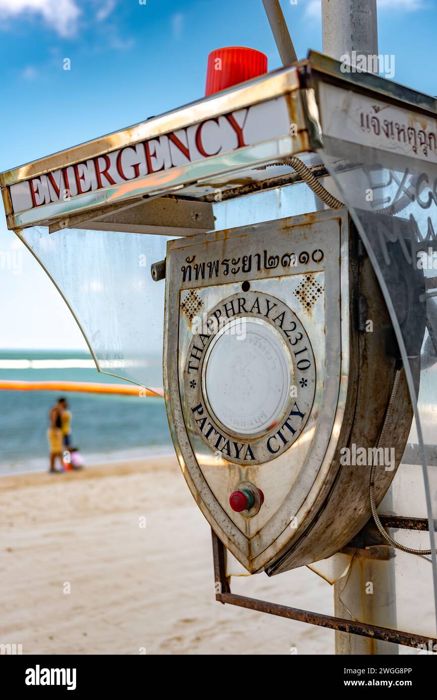 Una cabina di chiamata di emergenza sulla spiaggia di Pattaya, Thailandia. Foto Stock