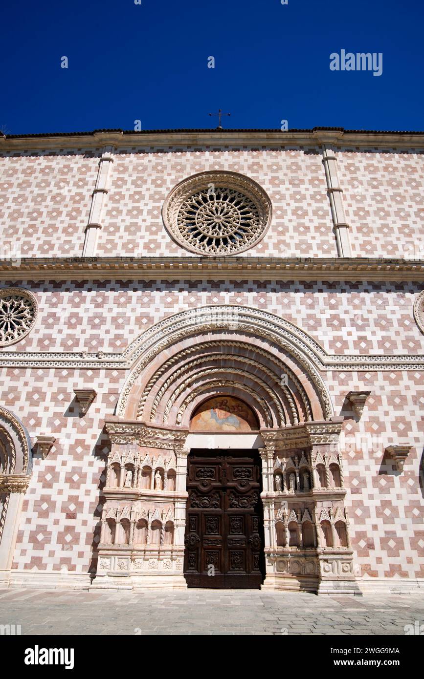 Portale,Chiesa,Santa Maria di Collemaggio,capitale della regione,l'Aquila,Abruzzo, Italia Foto Stock