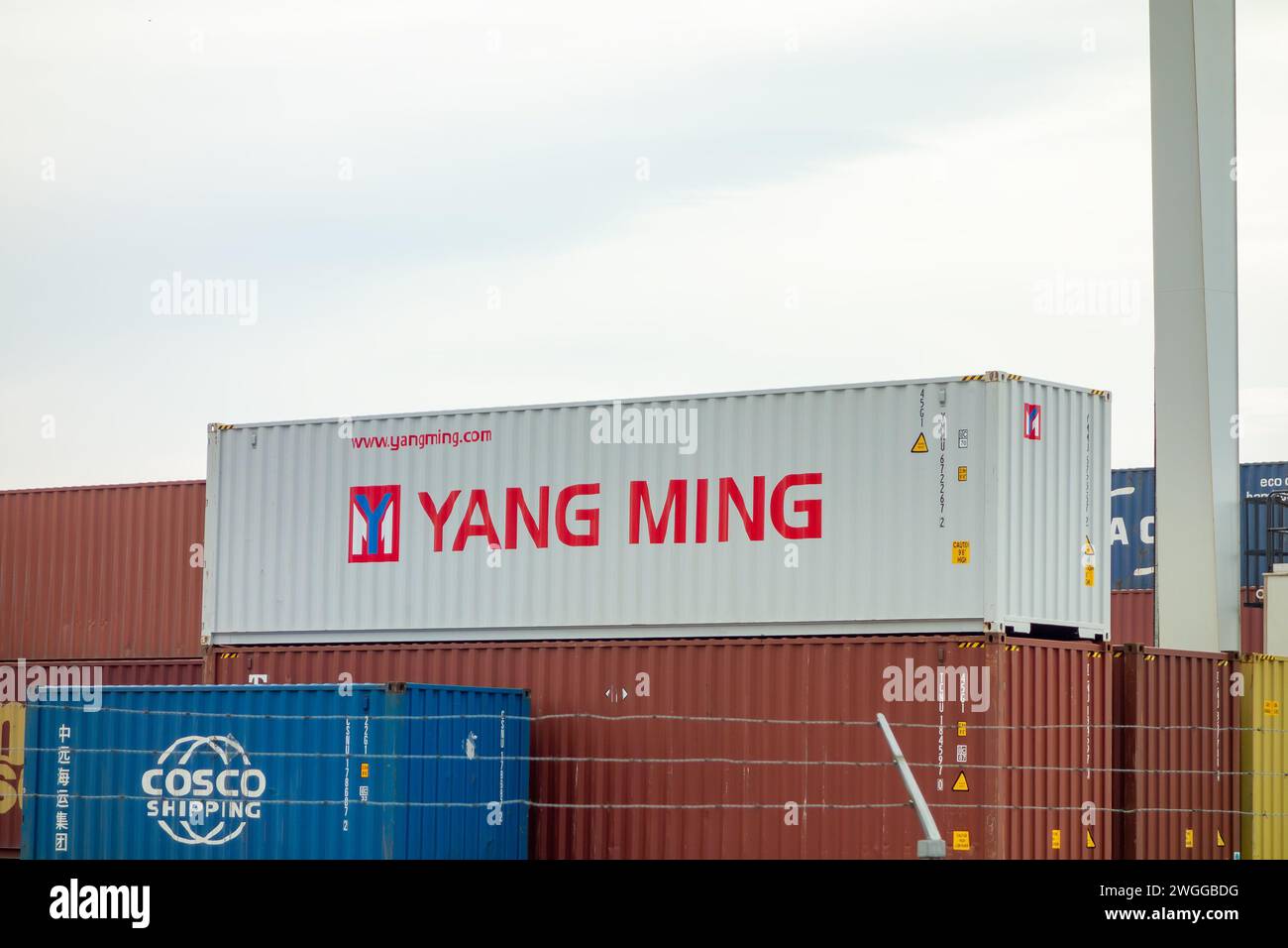 SENOV, REPUBBLICA CECA - 24 MARZO 2023: Yang Ming e Cosco Shipping Containers presso il centro logistico Foto Stock