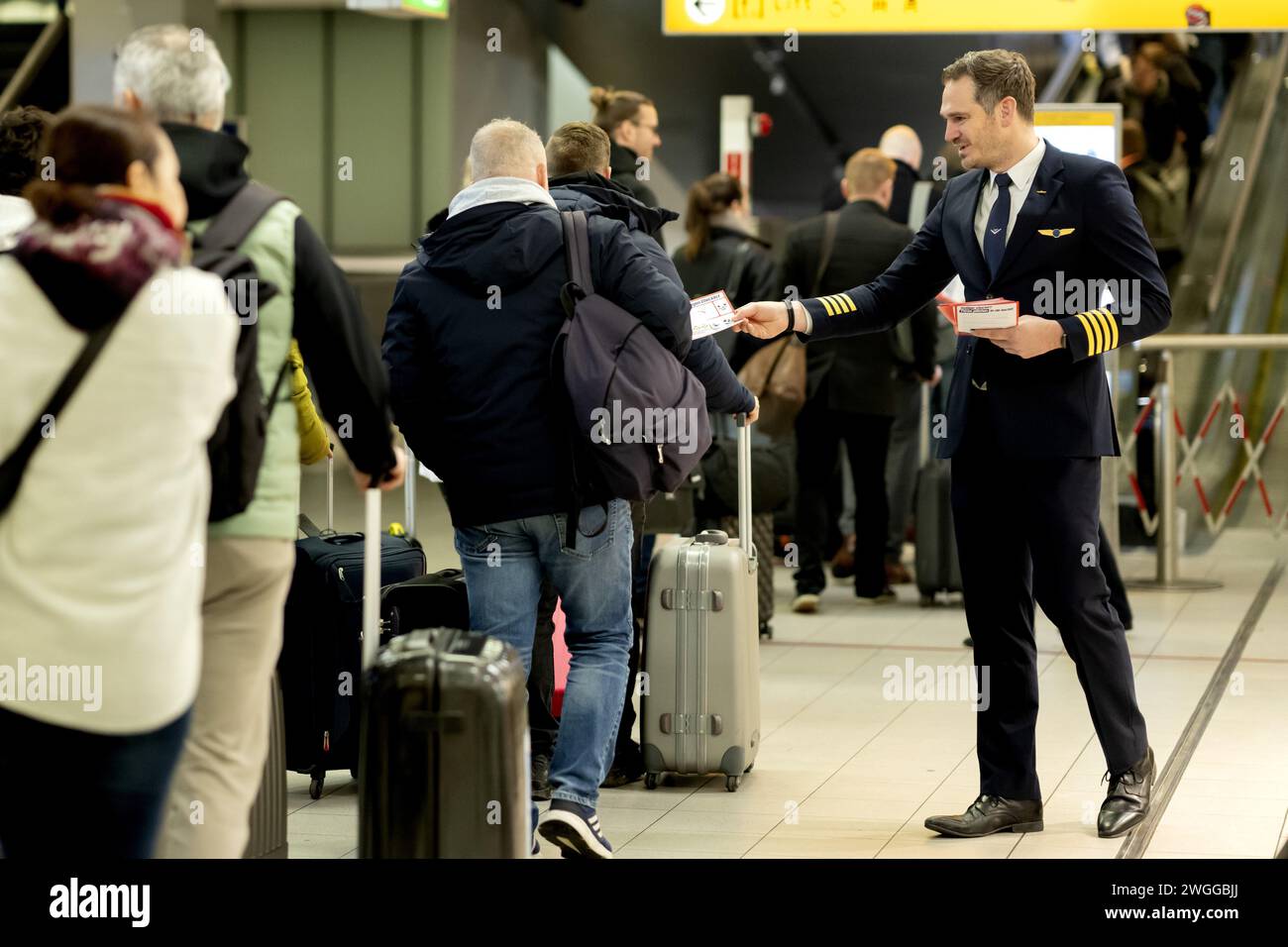 SCHIPHOL - i piloti distribuiscono volantini durante una campagna all'aeroporto di Schiphol. L'Associazione dei piloti olandesi (VNV) vuole attirare l'attenzione sul piano dei costruttori di aeromobili di rimuovere uno dei piloti dalla cabina di pilotaggio durante il volo con una campagna pubblica. Secondo la VNV, questa misura arriva troppo presto. LEVIGATRICE ANP KONING netherlands Out - belgio Out Foto Stock