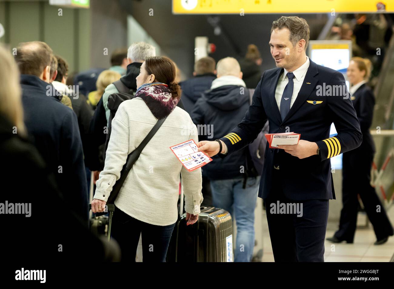 SCHIPHOL - i piloti distribuiscono volantini durante una campagna all'aeroporto di Schiphol. L'Associazione dei piloti olandesi (VNV) vuole attirare l'attenzione sul piano dei costruttori di aeromobili di rimuovere uno dei piloti dalla cabina di pilotaggio durante il volo con una campagna pubblica. Secondo la VNV, questa misura arriva troppo presto. LEVIGATRICE ANP KONING netherlands Out - belgio Out Foto Stock