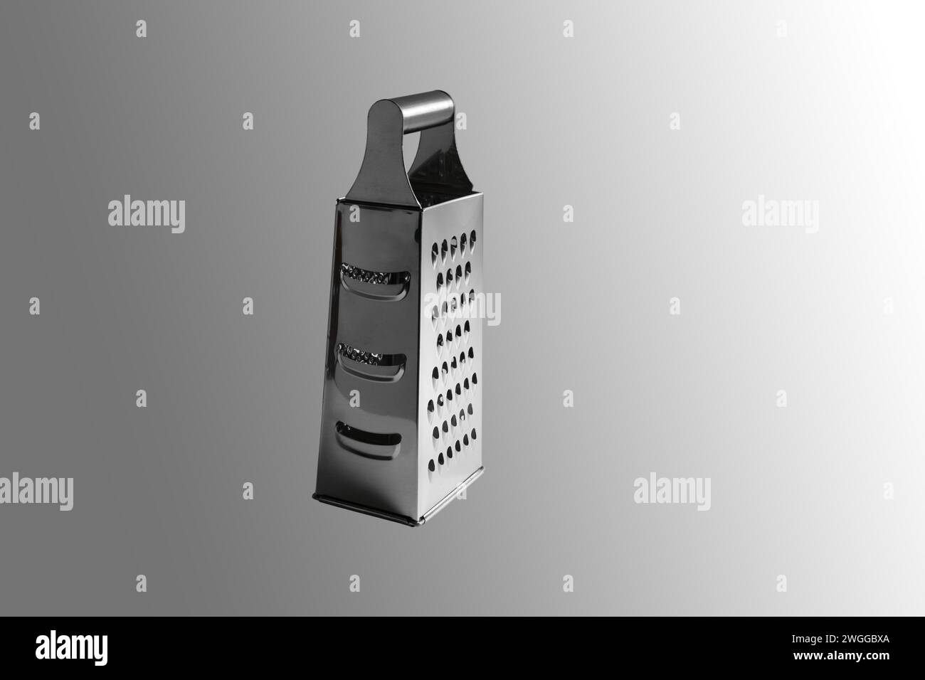 Grattugia verdure manuale. Primo piano. Isolato su sfondo grigio. Foto Stock