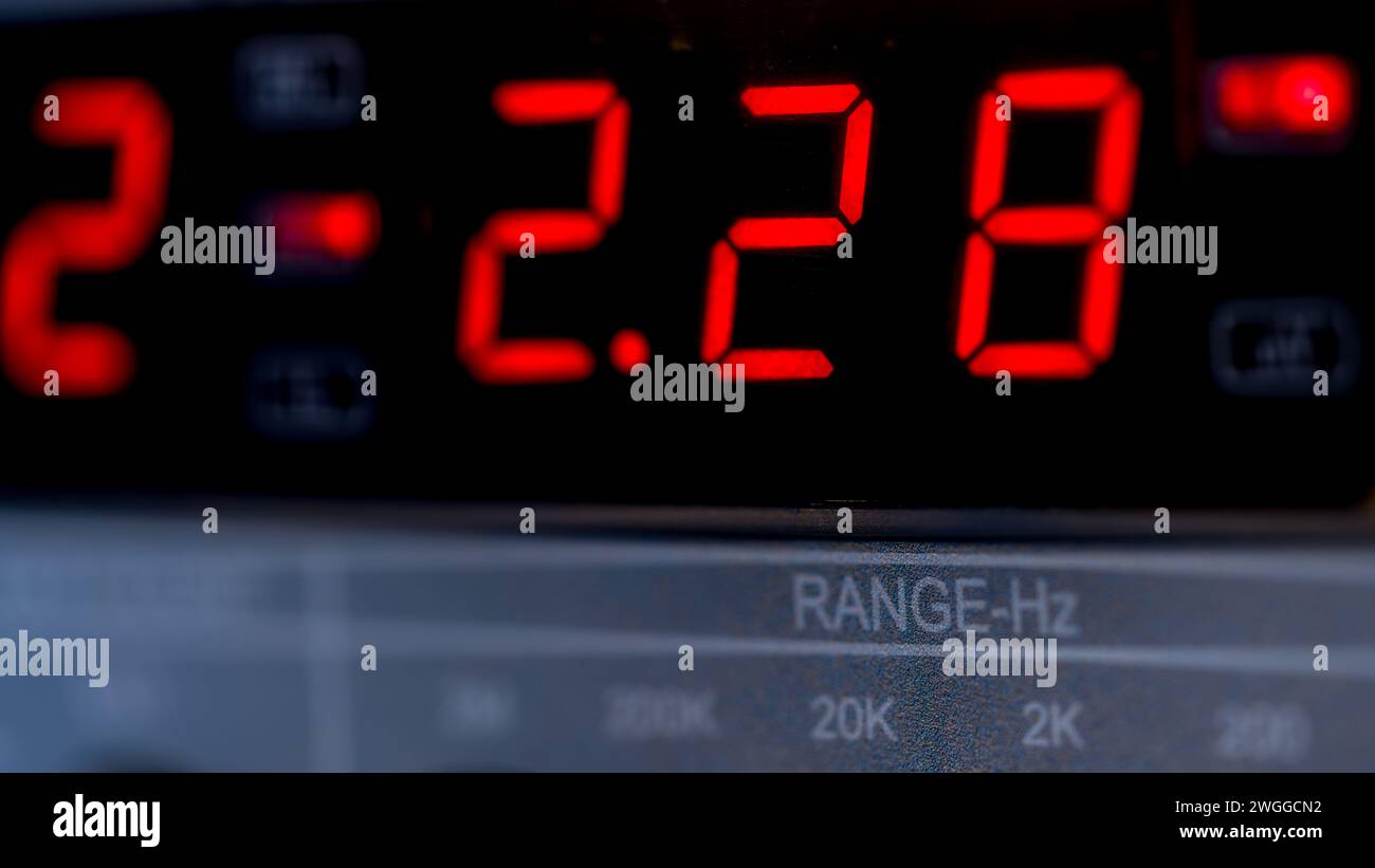 PHmetro digitale: Presente nei laboratori chimici e nelle analisi ambientali, questo strumento misura l'acidità o l'alcalinità di una soluzione. È c Foto Stock